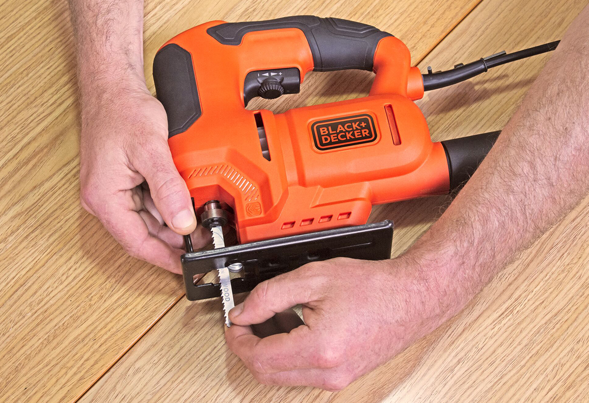 Απεικονίζεται η αλλαγή της λάμας χωρίς τη χρήση εργαλείων.